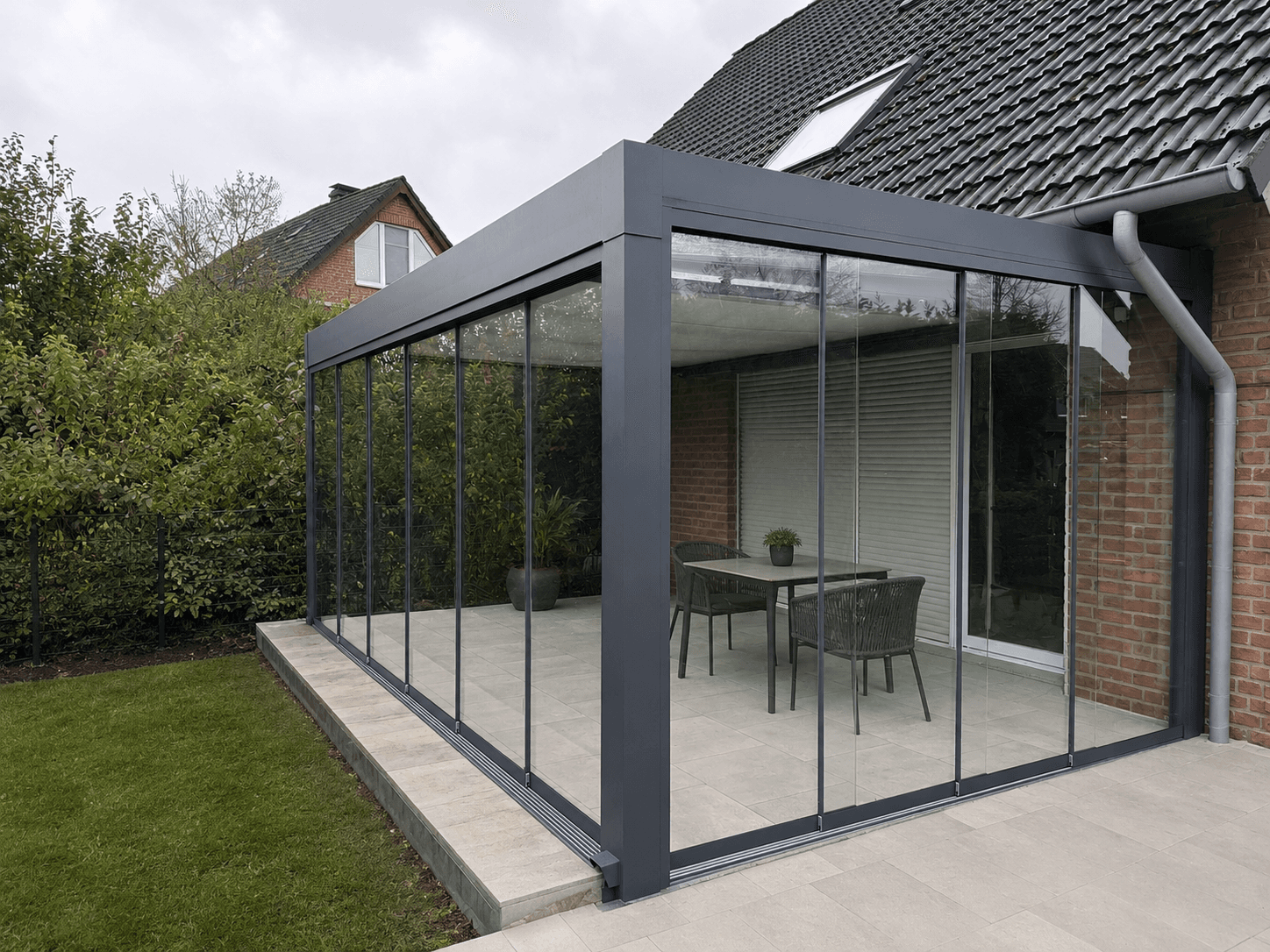 Cube in Neuss, 6 × 4 m, Glas-Schiebetüren mit über vier Feldern pro Seite, RAL 7024 Anthrazit