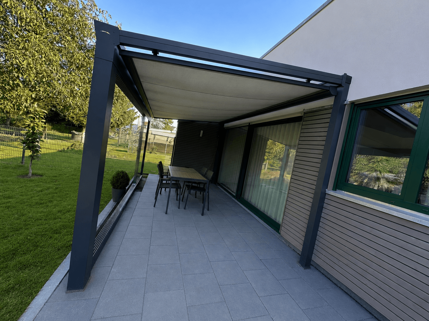 Freistehende Terrassenüberdachung in Köln, 5 × 3 m, mit Glas-Schiebetüren und integrierter LED, montiert durch ProMont Alu