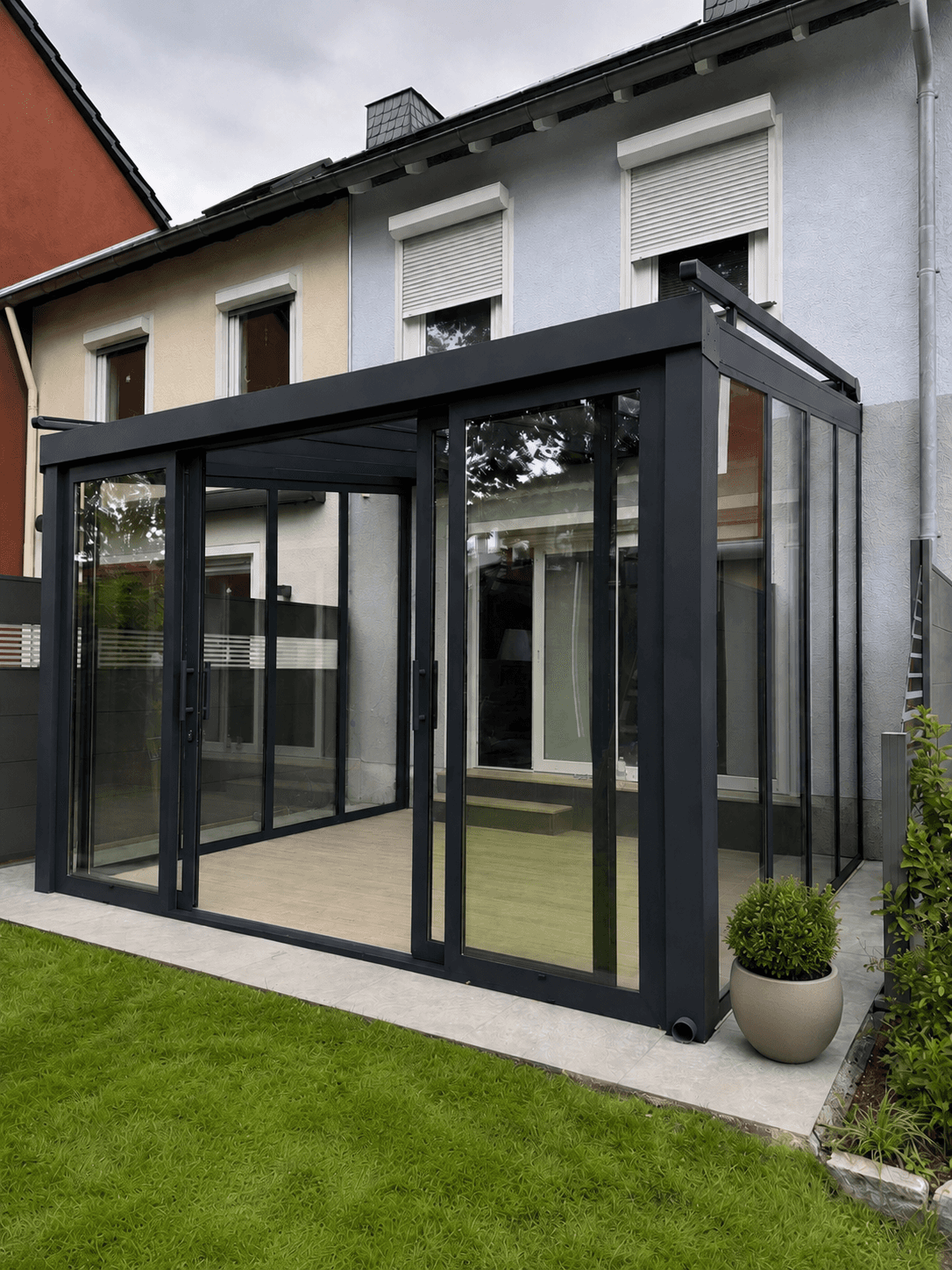 Aluminium-Wintergarten in Essen, 4 × 4 m, mit Markise, doppelt verglasten Türen und zwei Wänden, integrierter LED, montiert durch ProMont Alu