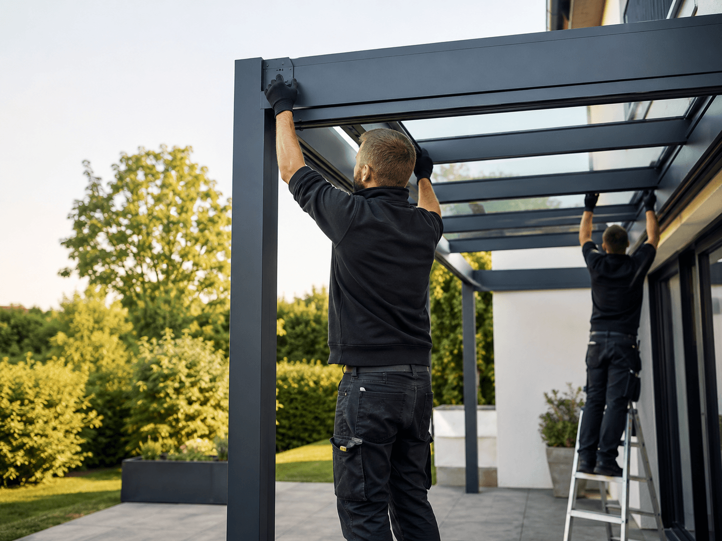 Montage: zweiköpfiges ProMont-Team montiert das Glasdach der Aluminium-Terrassenüberdachung