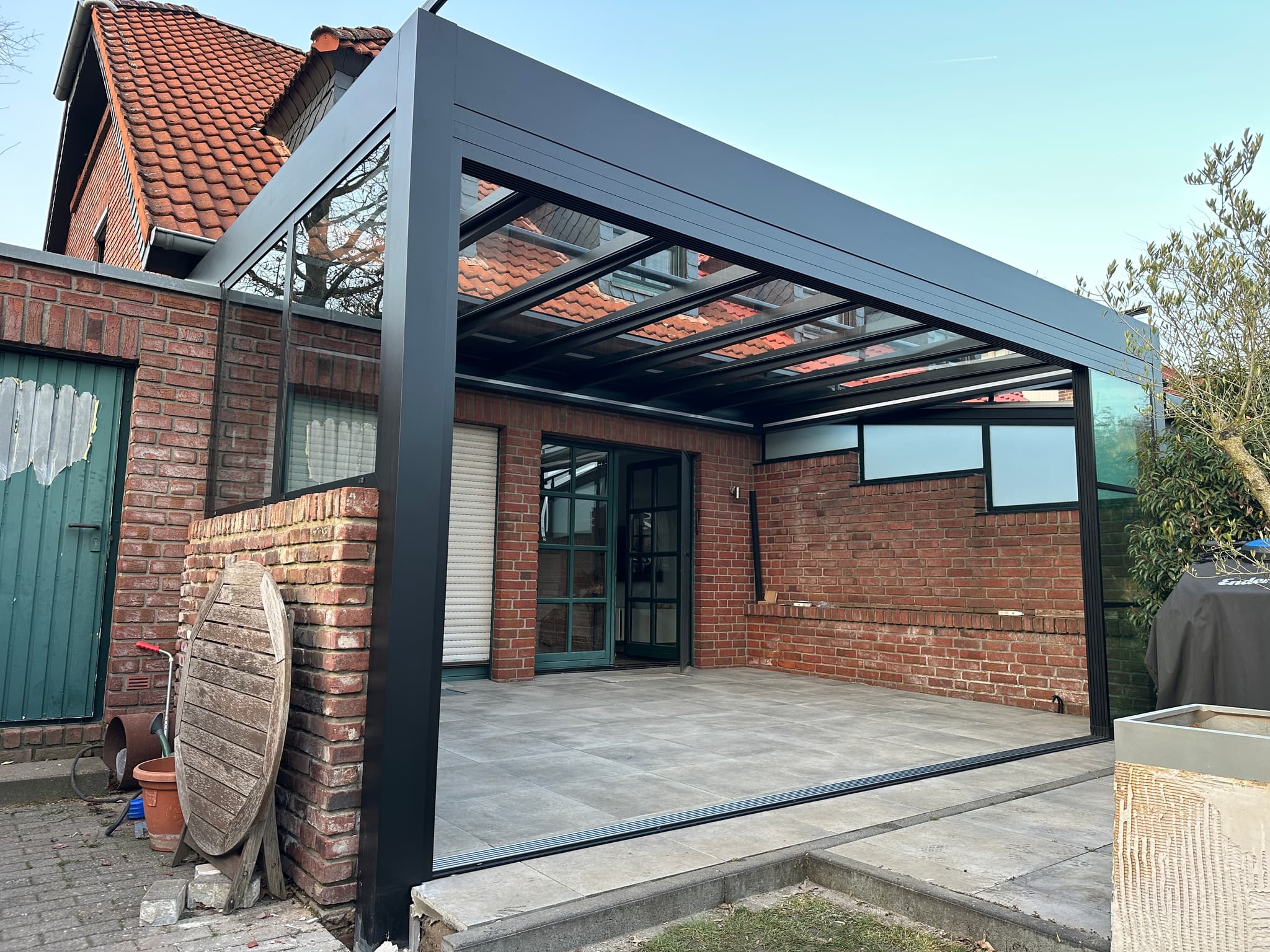 Pergola Cube freistehend mit Lamellendach vs. Anbau-Terrassendach mit VSG-Glas — Direktvergleich
