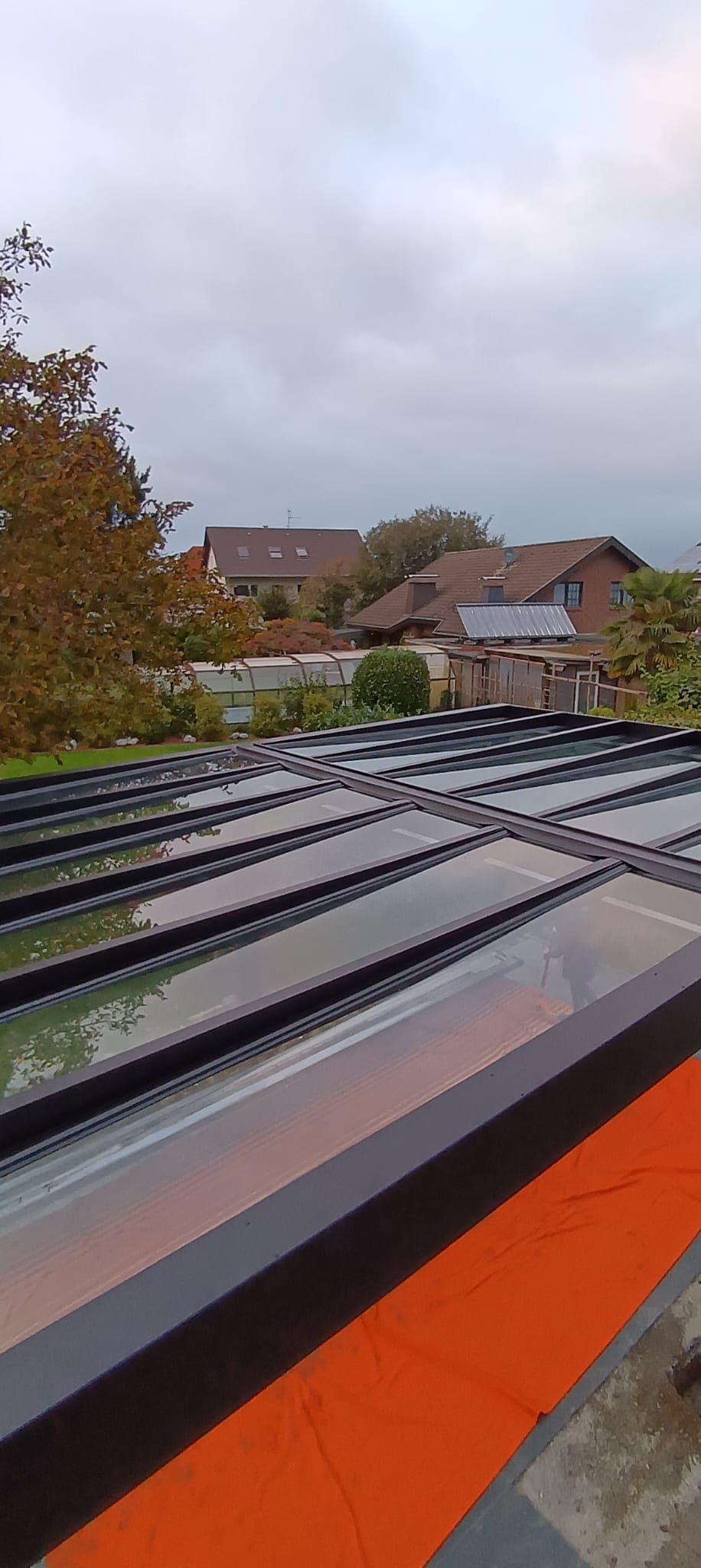 Terrassendach in RAL 7024 Anthrazit, RAL 9016 Weiß und RAL 9005 Schwarz im direkten Vergleich