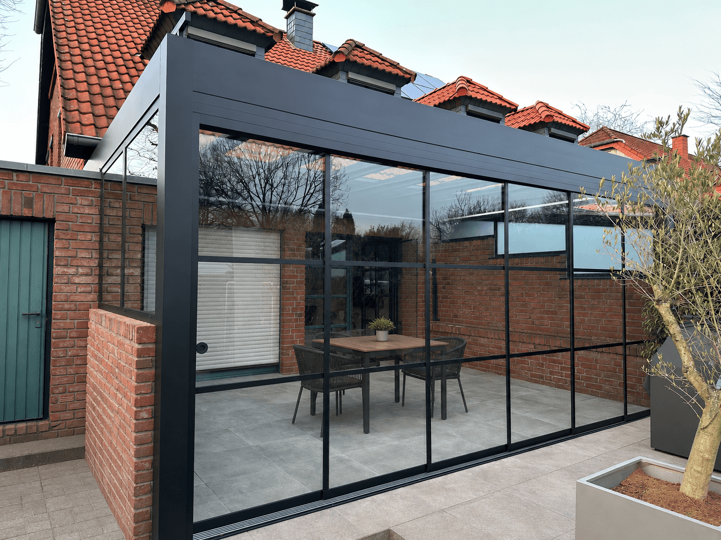 Cube-Terrassendach in Krefeld, 3,5 × 6 m, mit verglasten Keilelementen, Markise und integrierter LED, montiert durch ProMont Alu