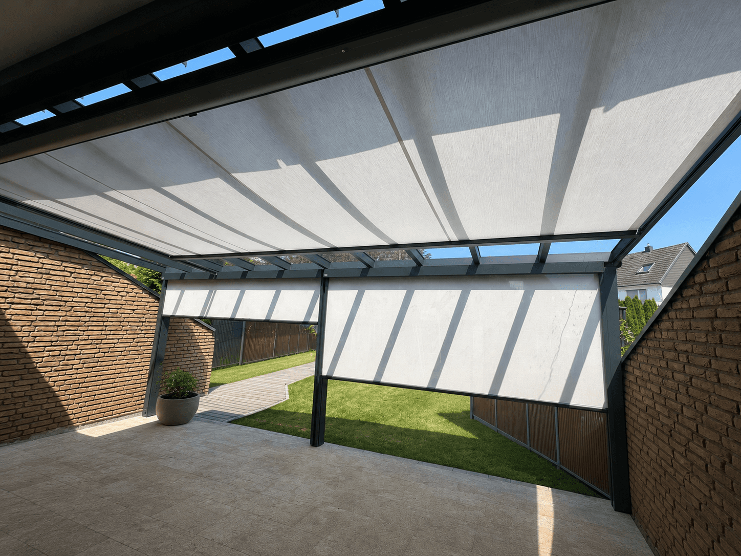Aluminium patio cover in Bonn, 6 × 3 m, with awning and two awning screens at the front, installed by ProMont Alu