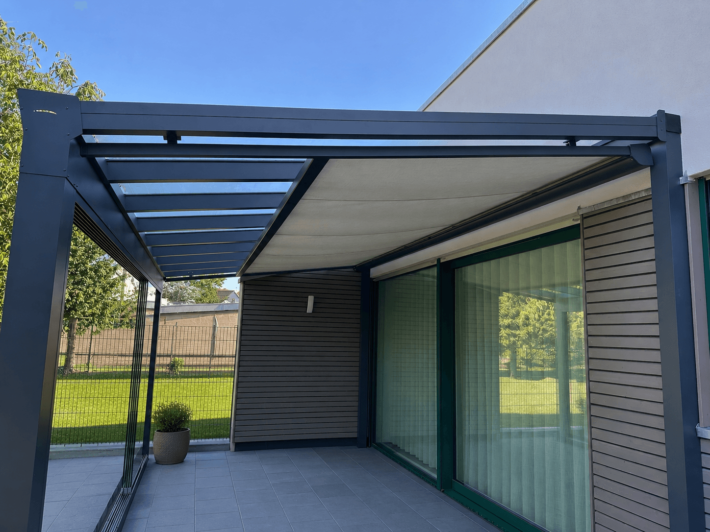 Kalt-Wintergarten Bergheim, Glasfront mit Schiebetüren geöffnet