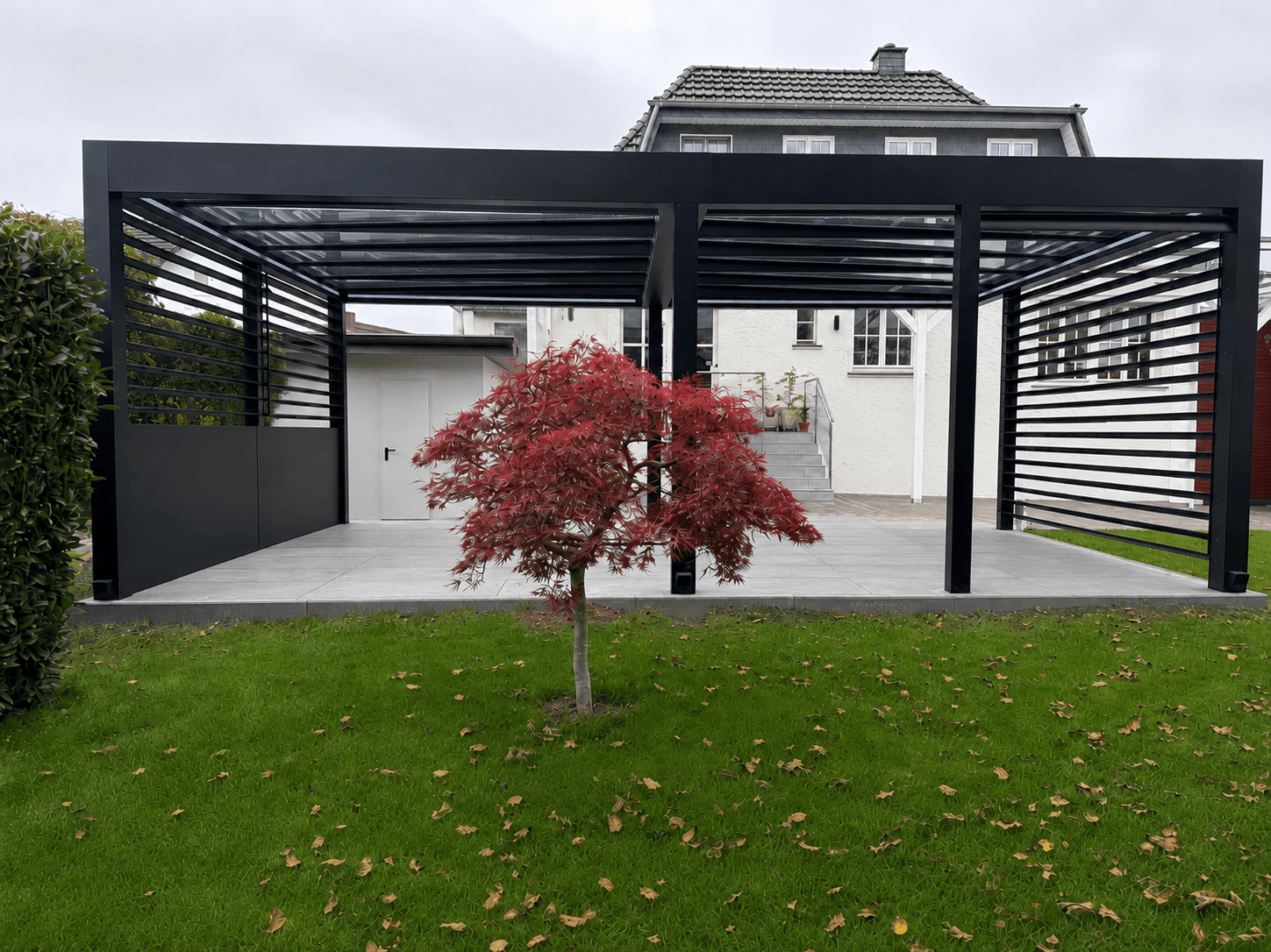 Aufmaß-Termin vor Ort an einer geplanten Aluminium-Terrassenüberdachung in NRW, Bandmaß und Notizen