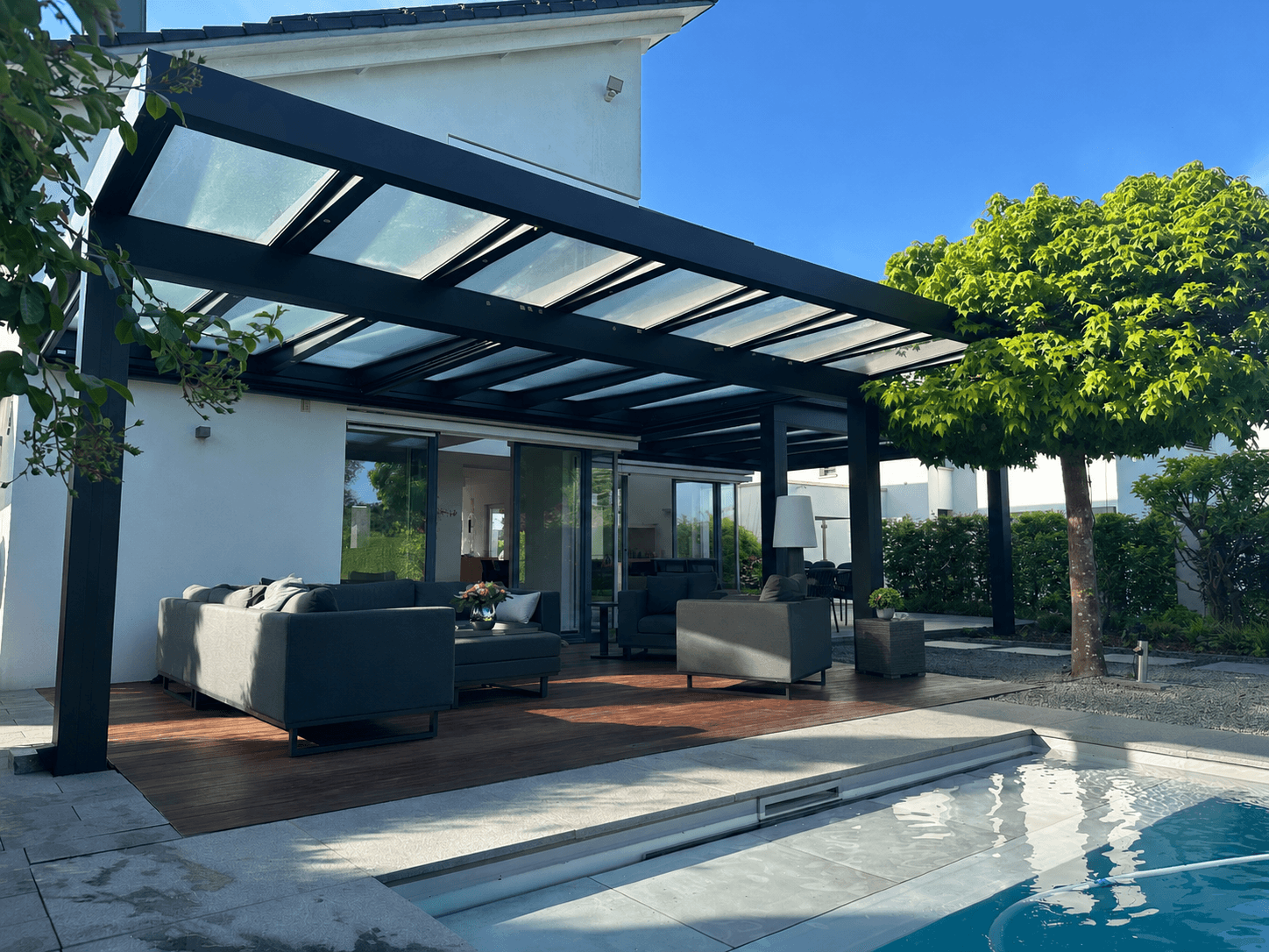 Eine gut geplante Aluminium-Terrassenüberdachung — keine Nachbesserungen, keine Reue nach zwei Jahren