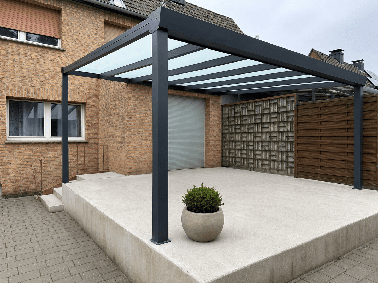 Aluminium-Terrassendach in Duisburg, 5 × 4 m, mit getönten Glas-Dachfeldern, montiert durch ProMont Alu