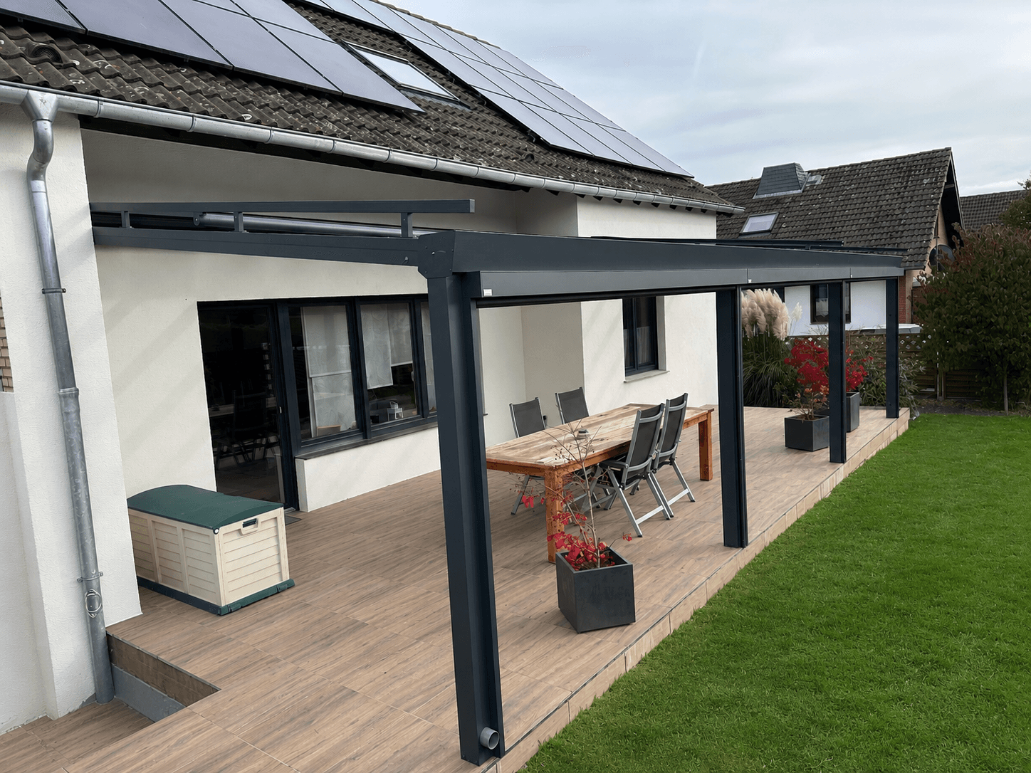 Terrassenüberdachung mit eingehaltenem Grenzabstand und Statiknachweis, montiert in NRW