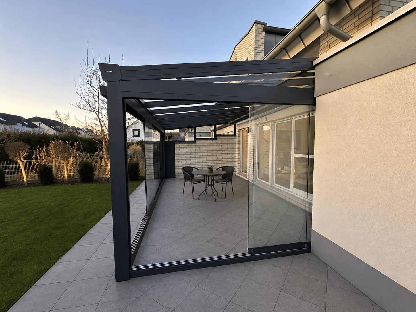 Glasschiebewand 4-flügelig auf bestehende Aluminium-Terrassenüberdachung nachgerüstet, RAL 7024 Anthrazit