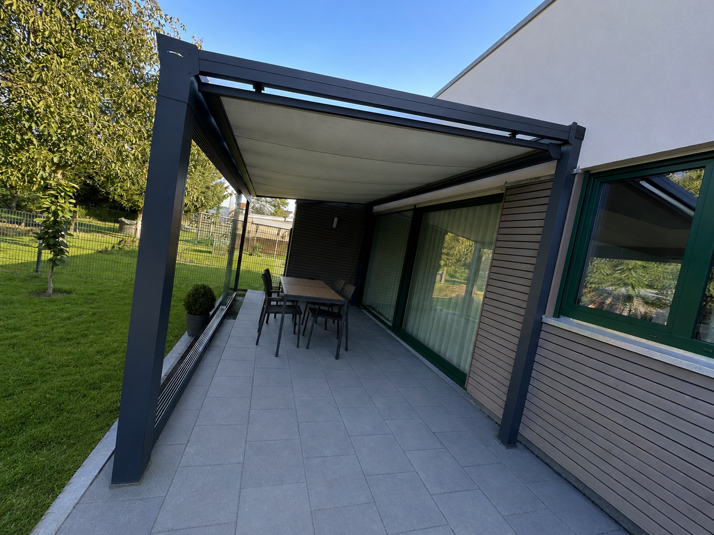 Freistehende Terrassenüberdachung in Köln, 5 × 3 m, Glasdach mit Schiebetüren, RAL 7024