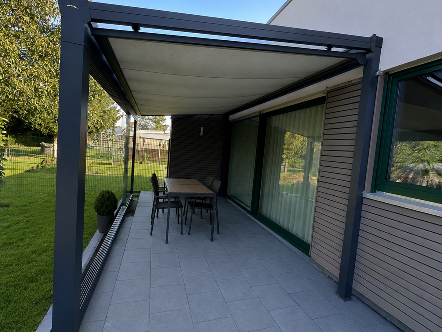 Freistehende Terrassenüberdachung in Köln, 5 × 3 m, Glasdach mit Schiebetüren, RAL 7024