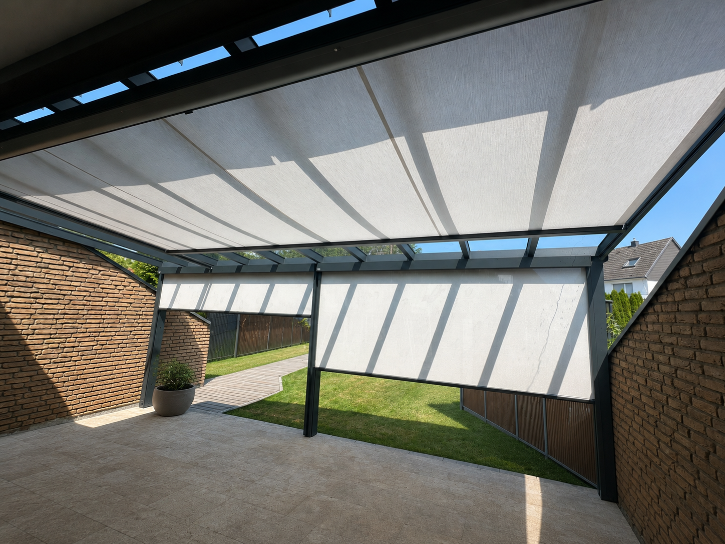 Terrassendach in Bonn, 6 × 3 m, Glasdach mit Markise und zwei Markisen-Screens, RAL 7024